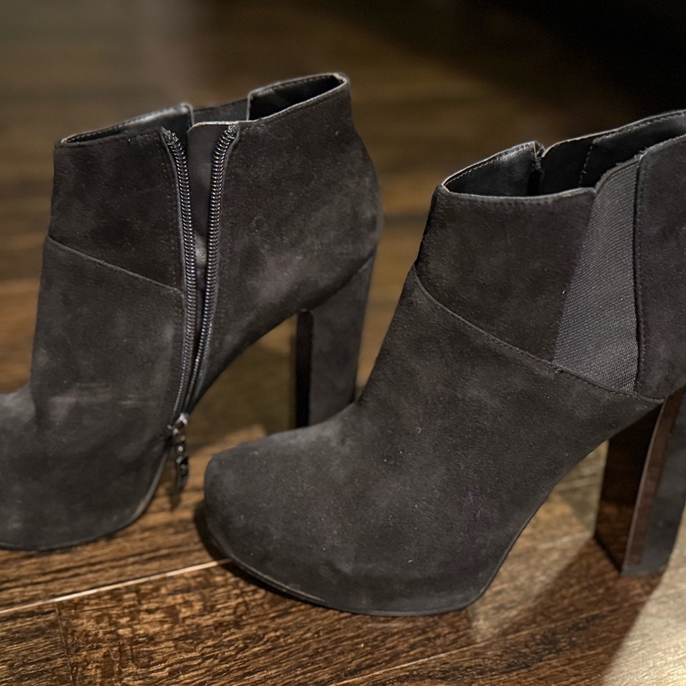 Guess size 8 Elegant Black Ankle Boots